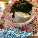 魚菜や - ☆付き出汁の豆腐とネバネバ菜。塩気丁度良し