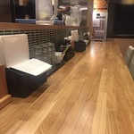 かつぎや - 入口手前のカウンター　5席あります　