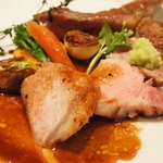 レストラン バカール - スペイン産 骨付きイベリコ豚のロースト ミニハンバーグを添えて（3800円・コースにつけるなら＋1000円）（2011/3）