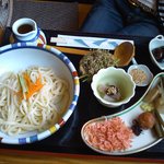 純手打ち讃岐うどん 鈴家 - 冷やし梅おぼろうどん（紀州梅、おぼろ昆布、さくら海老）　￥980