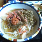 純手打ち讃岐うどん 鈴家 - 冷やし梅おぼろうどん（紀州梅、おぼろ昆布、さくら海老）　￥980