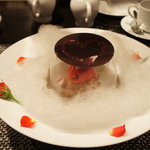 レストラン バカール - 薔薇の香りを閉じ込めたフランボワーズとショコラの球体のパフェ（2011/3）