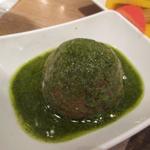 赤白 - 丸ごとトマトのあっさりコンソメ煮 ジェノヴェーゼソース