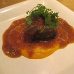 柔らかく火を入れた牛ほほ肉のソテー