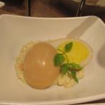 赤白 - ボイルドエッグのコンソメ煮 ハーブ入りスモークサーモンソース