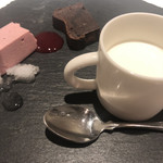 ターブル タカイ - フランボワーズのムース　ガトーショコラ　牛乳のババロア　シャンパンのシャーベット