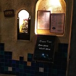 ダバ インディア - 夜9時前。店の外は3人待ちでした。