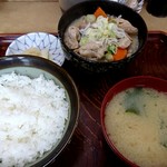 須田うどん - もつ煮定食　690円