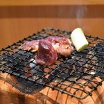 香炉 - カウンターに七輪を置いて焼きます