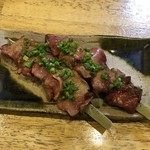 旬ものと日本酒 とみ笑 - 鶏白レバー超レア焼