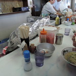 一九ラーメン - 卓上常備品：紅生姜、柚子胡椒、ゴマ、胡椒、ラー油、塩 　 ※ゆで玉子は有料 　アルミの皿は剥いた殻入れです。