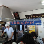 カウンター、テーブル席の構成 空いてる席に次々案内