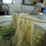 麺は中細ストレート麺、加水率は中低級。