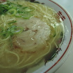 シンプルに塩と旨味で引き締めた、ベーススープの旨味と香りで勝負する、スープ本位の職人気質な構成。