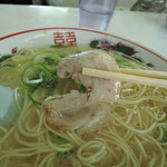 一九ラーメン - 豚バラチャーシューは、素直な肉味と豚の香り。 　１枚だが安いので文句は言えない。(;`-ω-´) 　味は控えめに塩気が効いており、抑揚ある。