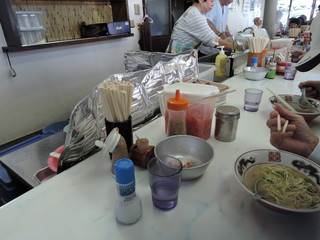 Ikkyuu Ramen - 卓上常備品：紅生姜、柚子胡椒、ゴマ、胡椒、ラー油、塩 　 ※ゆで玉子は有料 　アルミの皿は剥いた殻入れです。