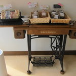 かりんとう本舗 - 足踏み式ミシンの上にも