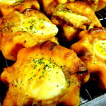 パンドブルー - テリタマチキン：ゆで卵の下に照り焼きチキン入り。