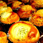 パンドブルー - ハムタマゴ：ゆで卵の周りにハムがたっぷり巻いてある。