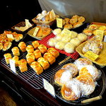 パンドブルー - 店内中央の台に並ぶパン