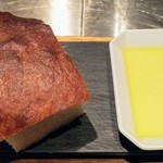 イル アオヤマ - 自家製フォカッチャ、オリーブオイル