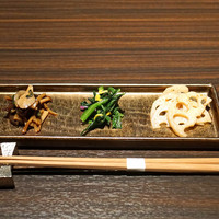 焼肉うしごろ 銀座並木通り店 - 季節のナムル3種盛り合わせ　　色々きのこのナムル、小松菜のナムル、蓮根のナムル