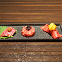 焼肉うしごろ 銀座並木通り店 - 牛刺し3種　　カイノミの炙りたたき、牛タルタル キャビア添え、ザブトンの炙り握り 生雲丹添え