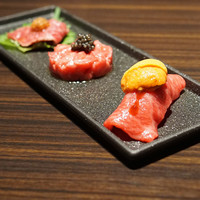 焼肉うしごろ 銀座並木通り店 - 田村牛の牛刺し3種　　カイノミの炙りたたき、牛タルタル キャビア添え、ザブトンの炙り握り 生雲丹添え