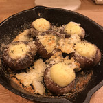 mikumi 季節の野菜とおつまみごはん - ブラウンマッシュのガーリックチーズ蒸し焼き