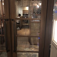 お肉屋 けいすけ 三男坊 - 店の前から見た店内