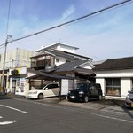 Funshokuya Shiro - 左側にお店、右側に駐車場。黒い車の横に3台停められます