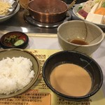 Senri shabu tin - タレはポン酢とゴマだれを選択できます。