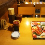 魚河岸 丸天 - 誰も居なかったのですが早朝や昼時などは賑やかでしょう。