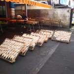 魚河岸 丸天 - 他の店舗ですが干物天日干し。港の市場ならではの風景。
