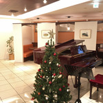 三日月とカフェ - 木目調のグランドピアノ。演奏とかあるんやろか？