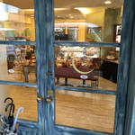 三日月とカフェ - 玄関はレトロで一階はケーキ屋さんらしい