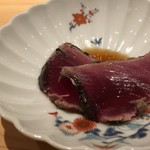 鮨 さかい - ◆戻り鰹（対馬）・・皮目に塩をして軽く炙りタタキにし、少し甘めのお醤油で。 口に入れた瞬間、鰹の旨みが広がり美味。