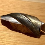 鮨 さかい - 小肌（天草）・・いつもながら美しい。酢加減も絶妙。