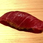 鮨 さかい - 中トロ（ヅケで）・・赤身より脂が多いので、また違った旨みを感じます。
