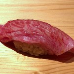 鮨 さかい - 常温に戻した「カマトロ」・・脂がにじみ出ていますね、頂く前からワクワク。 2枚重ねで出されますが、口に入れるとトロケマス。絶品。