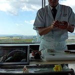 浦正 神戸空港店 - 海を見ながらいただく鮨。職人さんも親切でした。（撮影許可を得ています）