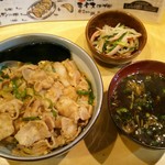 中華居酒屋 しんゆう GUSUKU - ヤキニク丼700円  スープと小鉢付き。写真はご飯少なめ。