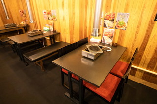 Horumon Yakiniku Ishidai - テーブル席の壁には看板メニューが貼ってあります