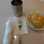 エベレスト　カレーハウス - いつものオレンジ色ドレッシングサラダ