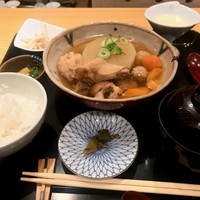 銀座 すが家 - 手羽先と大根のほろほろ煮。右奥はヴィシソワース
