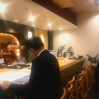 銀座 すが家 - 入店時。なにかと気働きの効く「ちゃきちゃき」という形容詞がよく似合う美人女将。このお店の大きなチャームポイントなのは間違いないですね。