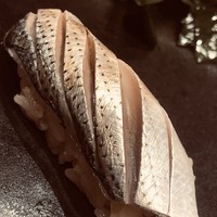 不動前 すし 岩澤 - 佐賀産の小肌。親方曰く、天草産とはまた異なる味わいとのこと。餌の違いなんでしょうかね。酢も浅く、青魚の柔らかい旨味が口中に充満します