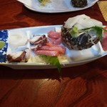 ならびや - 刺身盛り合わせ(大)1800円。夜光貝に乗ってるのはソデイカでした。夜光貝の刺身は入ってません。貝殻だけです。