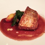 ヴィラ・デル・ソル - イトヨリのポワレ。何と、赤ワインの牛煮込みソース添え！人参とホウレン草が添えられています。