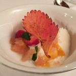 ヴィラ・デル・ソル - デザートの一品目はココナッツのアイスクリームの苺とグアバ添え。口直しのタイミングで提供されました。